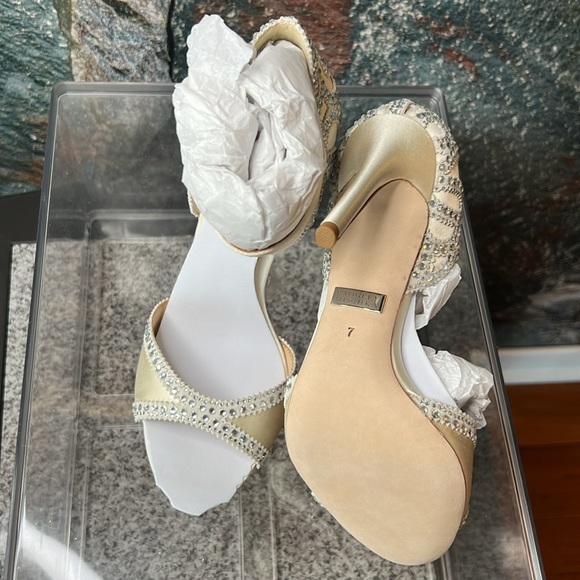 Badgley Mischka Roxy Ankle Strap Evening Shoes IVORY - Picture 15 of 16